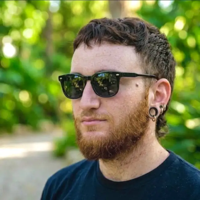אורי, 27